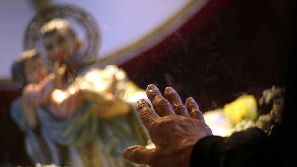 شاهد.. قسيس أرجنتيني يحول كنيسته إلى حانة احتجاجا على التمييز بسبب قيود كورونا