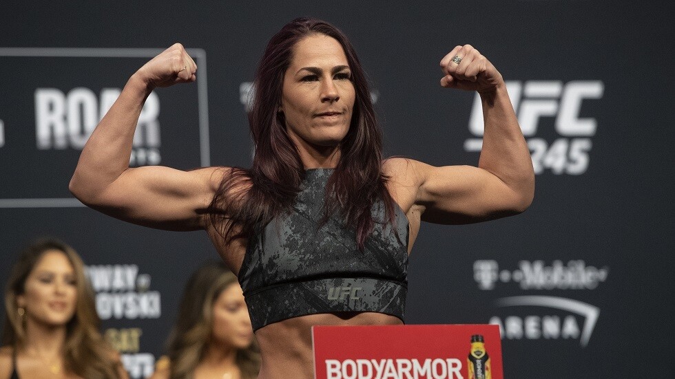 شاهد.. مقاتلة تضطر للوقوف عارية على الميزان قبل النزال