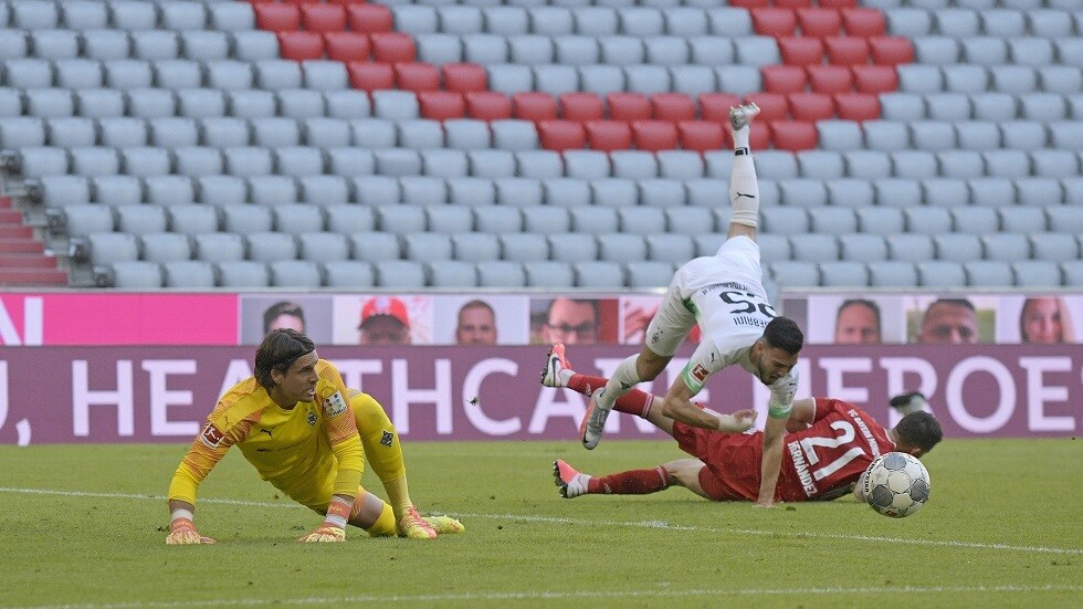 حارس مرمى مونشنغلادباخ يهدي هدفا لمهاجم الخصم (فيديو)