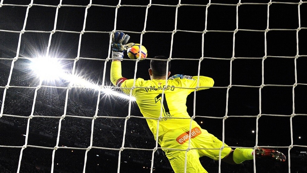 شاهد.. حارس مرمى يرتكب هفوة "كوميدية" قاتلة