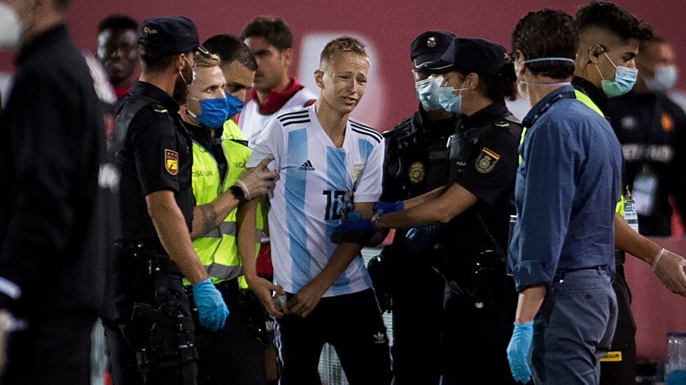 شاهد.. أول اقتحام جماهيري في الليغا بسبب 