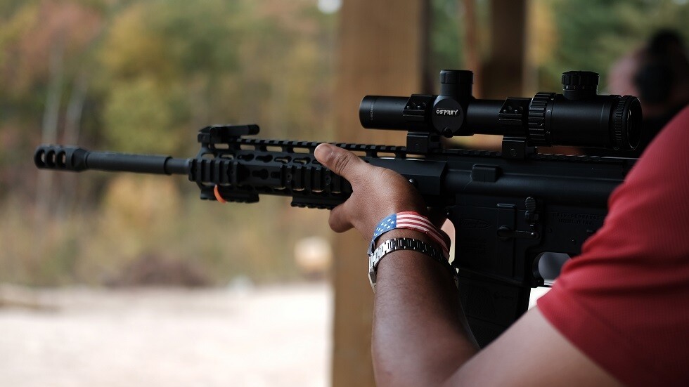 رجل مخمور يطلق النار على 8 أشخاص ويصرخ أنا مقاتل "UFC" 