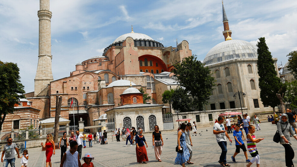 وزير العدل: فتح آيا صوفيا للعبادة خاضع لسيادة تركيا