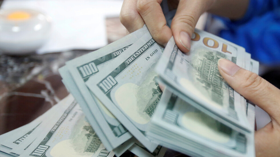 خبير اقتصادي أمريكي بارز: أيام هيمنة الدولار قد تكون معدودة!