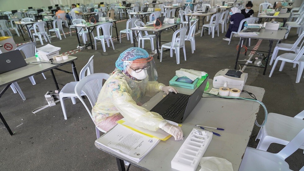 ارتفاع الإصابات اليومية بكورنا في الكويت وسلطنة عمان وتراجع في الوفيات