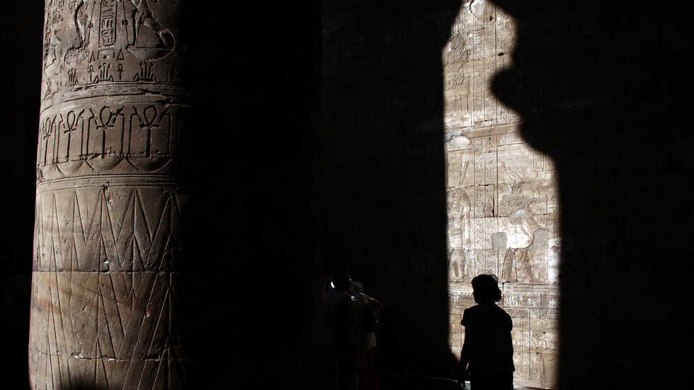 ساويرس يشارك في "معركة النيل" بنقش فرعوني مهيب..