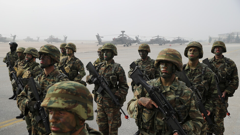 رئيس الأركان اليوناني يهدد بـ"حرق" من يحاول اجتياح بلاده