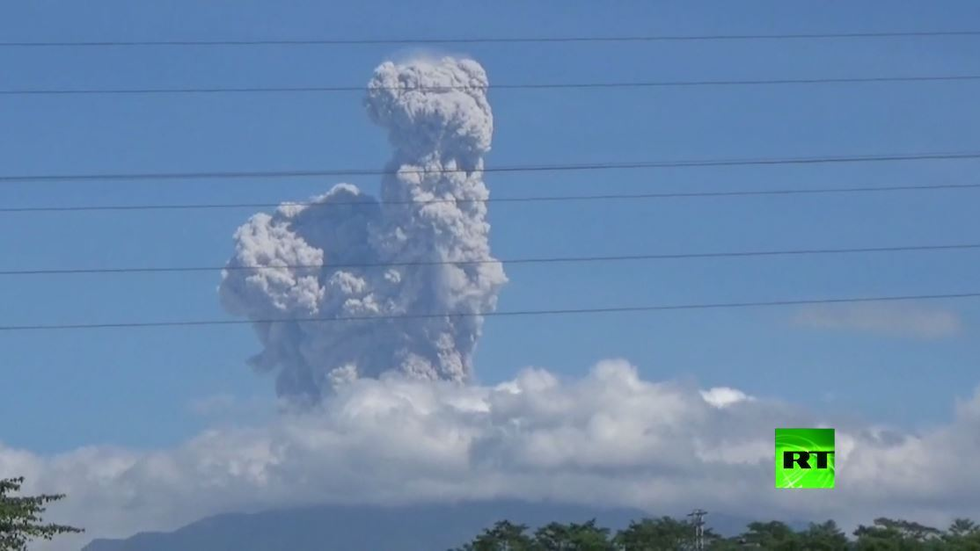 بالفيديو.. ثوران بركان في إندونيسيا