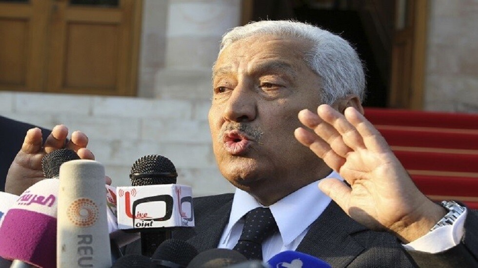 النسور: ذباب إلكتروني يتحدث عن منع سفري