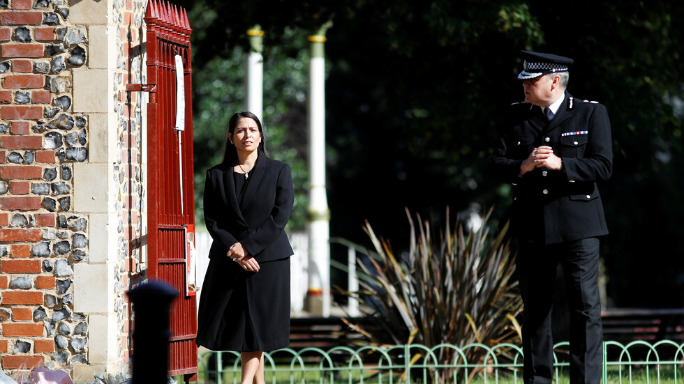 وزيرة الداخلية البريطانية تعلن أن منفذ هجوم ريدينغ كان منفردا