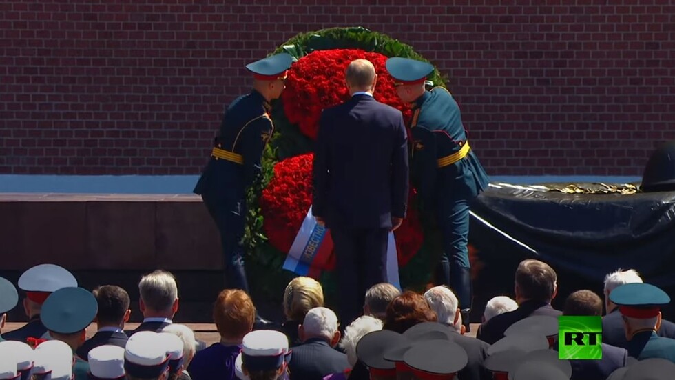 بوتين يرحب بالمحاربين القدامى ويضع أكليلا من الزهور عند ضريح الجندي المجهول