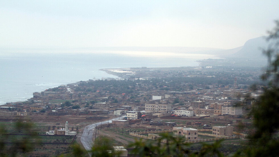 15 حزبا يمنيا تدعو هادي لوقف عبث "الانتقالي" في سقطرى وعدن