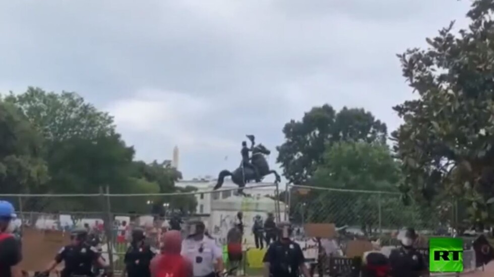 محاولة فاشلة لإسقاط تمثال الرئيس الأمريكي الأسبق أمام البيت الأبيض