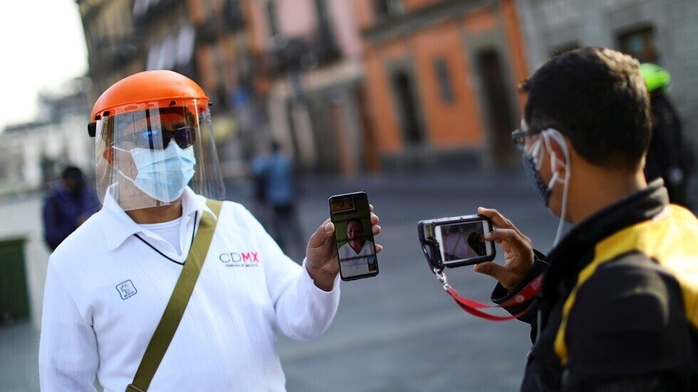 قاض برازيلي يأمر الرئيس باستخدام الكمامة في الأماكن العامة بسبب كورونا