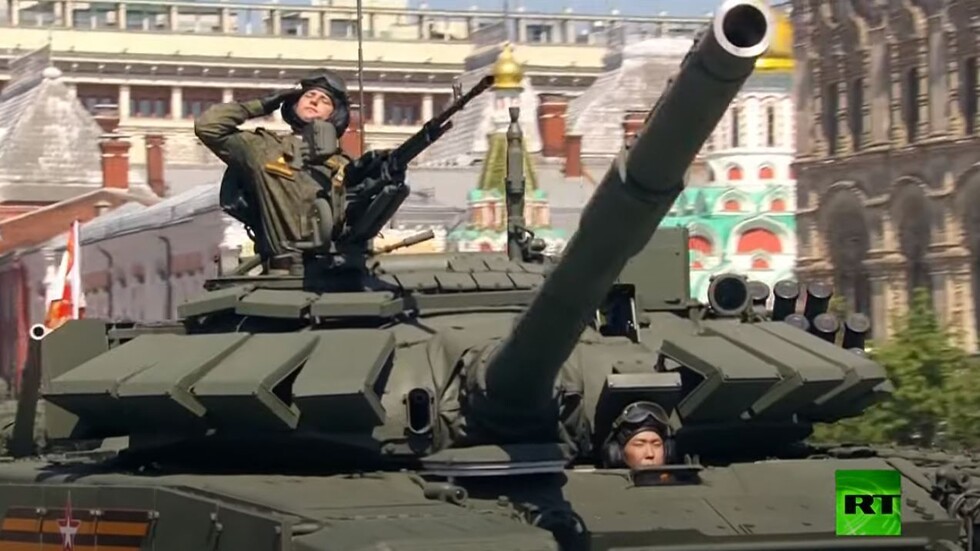موسكو.. لقطة مثيرة وغير مسبوقة في تاريخ تصوير الاستعراضات العسكرية على الهواء مباشرة