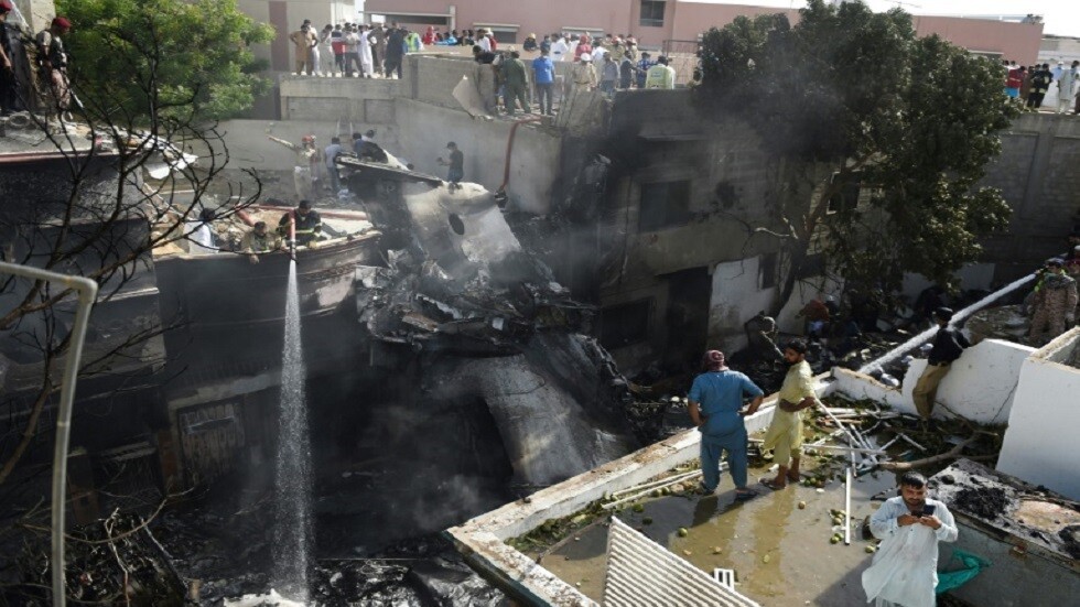 كشف سبب تحطم الطائرة الباكستانية الذي أودى بحياة 97 شخصا.. وكورونا أول المتهمين