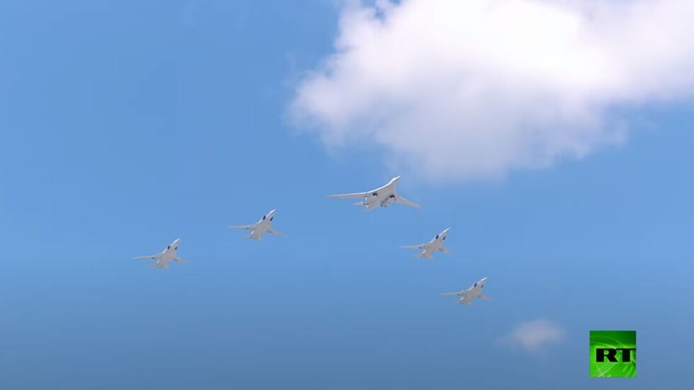 العرض الجوي فوق الساحة الحمراء في عيد النصر