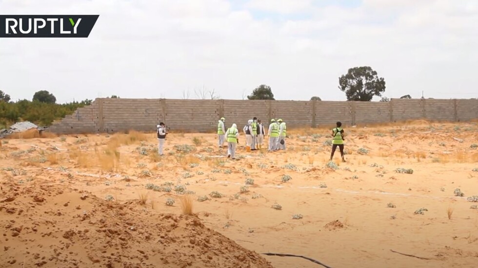 ليبيا.. استخراج جثث من مقابر جماعية اكتشفت في ترهونة