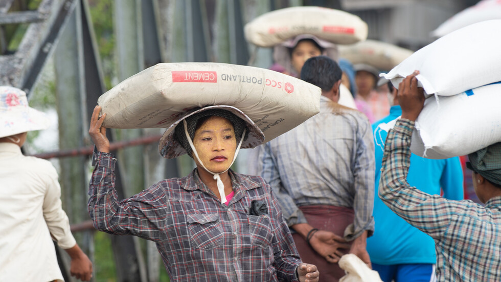 بلد فيه مئات الآلاف ربما لم يسمعوا عن وباء كورونا