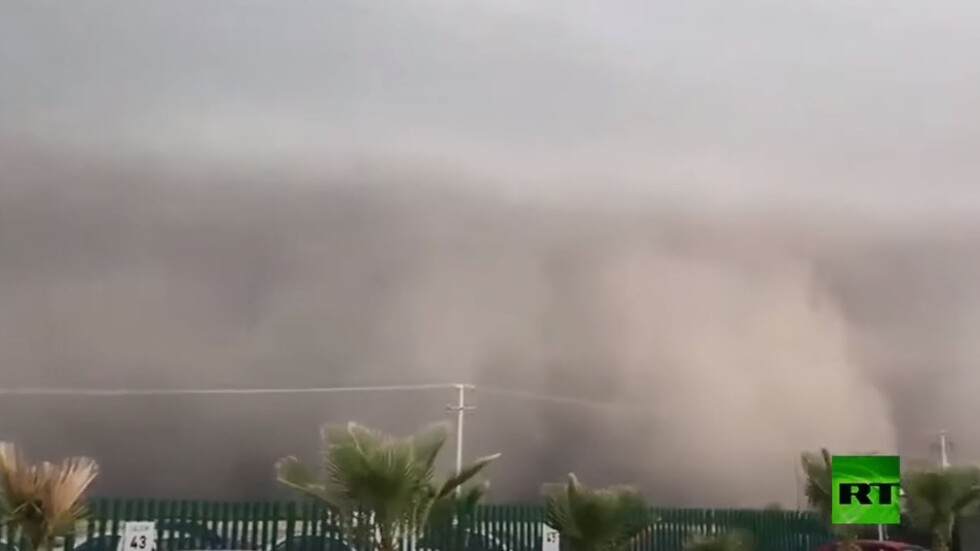 بعد زلزال عنيف.. عاصفة رملية ضخمة تضرب المكسيك
