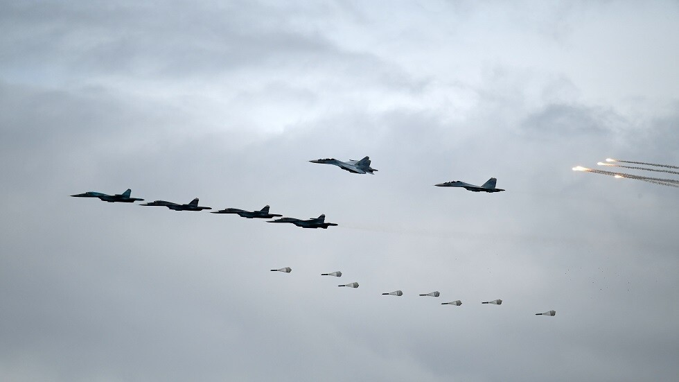 طائرات حربية روسية تشارك في مسابقة فن الطيران