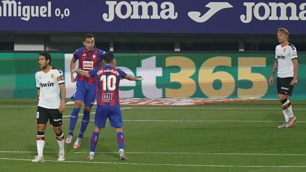 شاهد.. لاعب يسجل هدفا "بغرابة" في مرماه