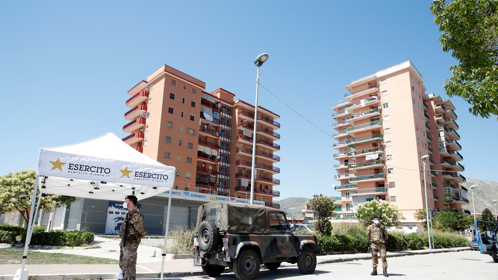 السلطات الإيطالية تنشر قوة من الجيش لفض مواجهات في بلدة ساحلية بعد تفش لفيروس كورونا