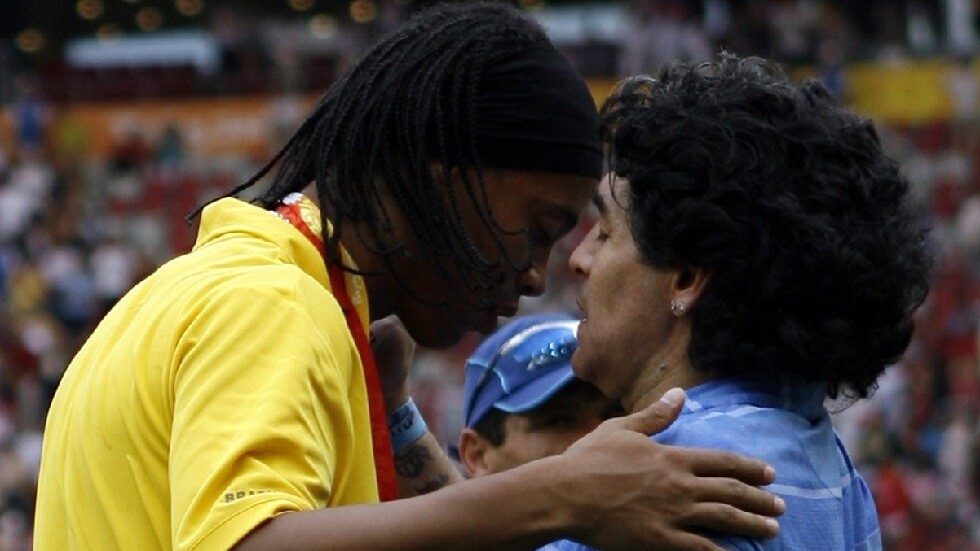 رونالدينيو في طريقه للانضمام لفريق مارادونا