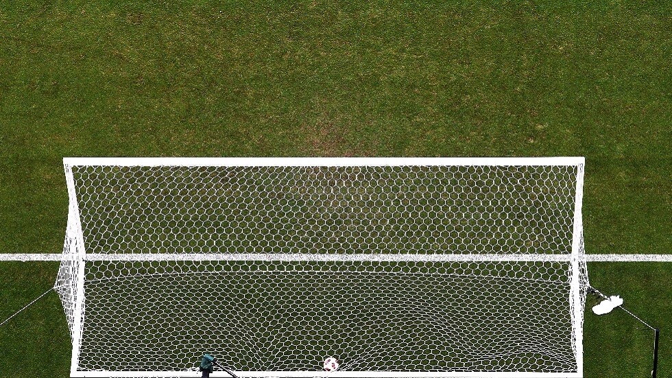 شاهد.. لاعب يسجل هدفين رائعين في مباراة واحدة