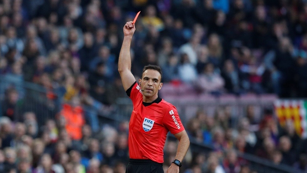 لقطة طريفة.. الحكم  يشهر البطاقة الحمراء في وجه آسباس بعد تسجيله هدفا في مرمى برشلونة