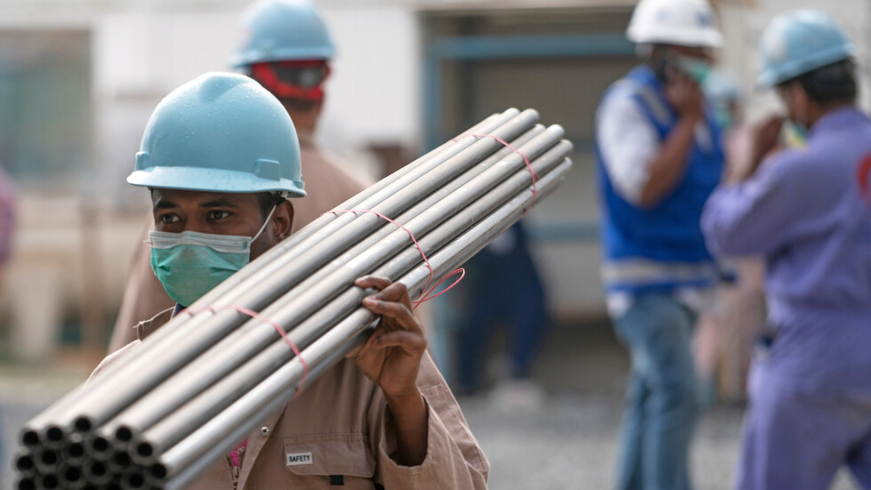 غضب في الكويت بسبب عدم صرف معاشات العمال