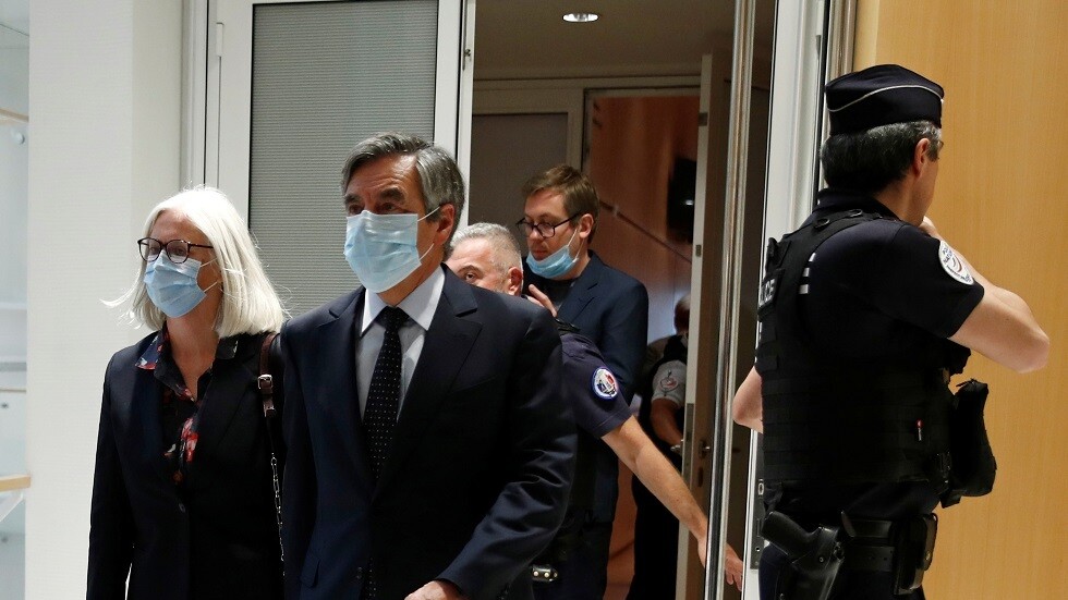 فرنسا.. السجن لرئيس الوزراء الأسبق وزوجته في قضية وظائف وهمية