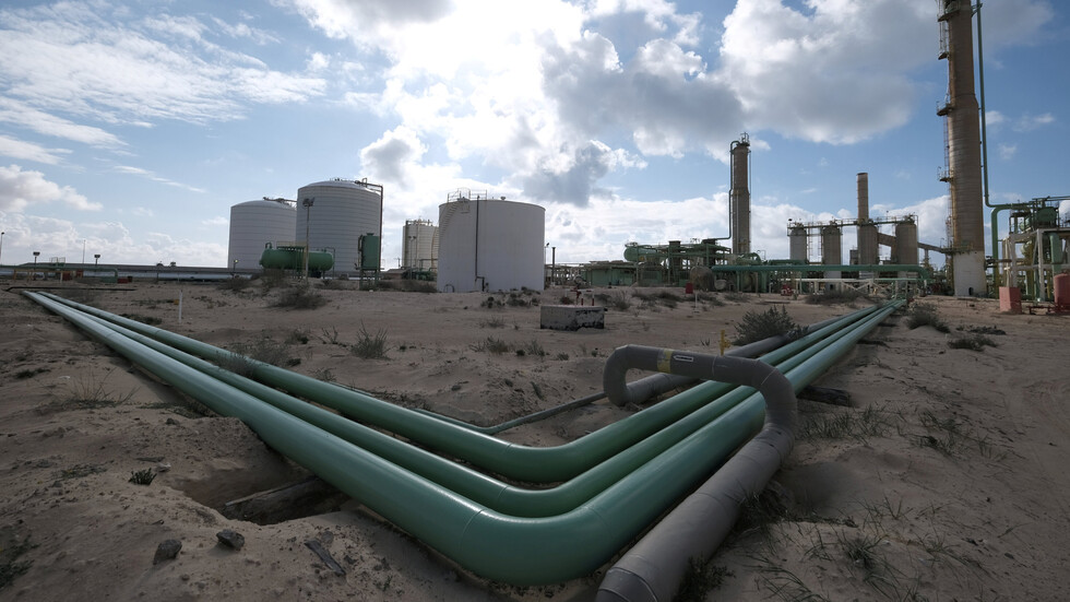 "الوطنية للنفط" في ليبيا تأمل في رفع الحصار عنها لاستئناف الإنتاج