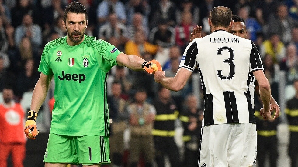 يوفنتوس يجدد عقدي بوفون وكيليني لعام واحد (صور)