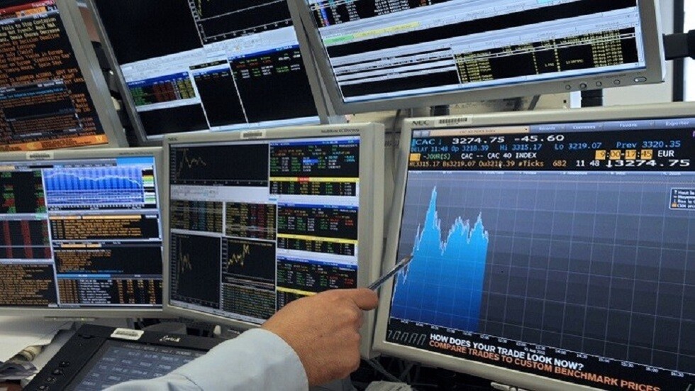 الأسهم الأوروبية تنهي جلسة متقلبة على ارتفاع بعد قفزة في "وول ستريت"