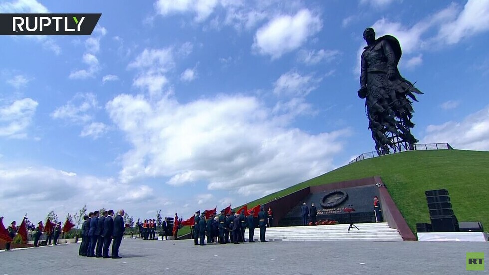 بالفيديو.. بوتين ولوكاشينكو يفتتحان نصبا تذكاريا لجندي سوفيتي