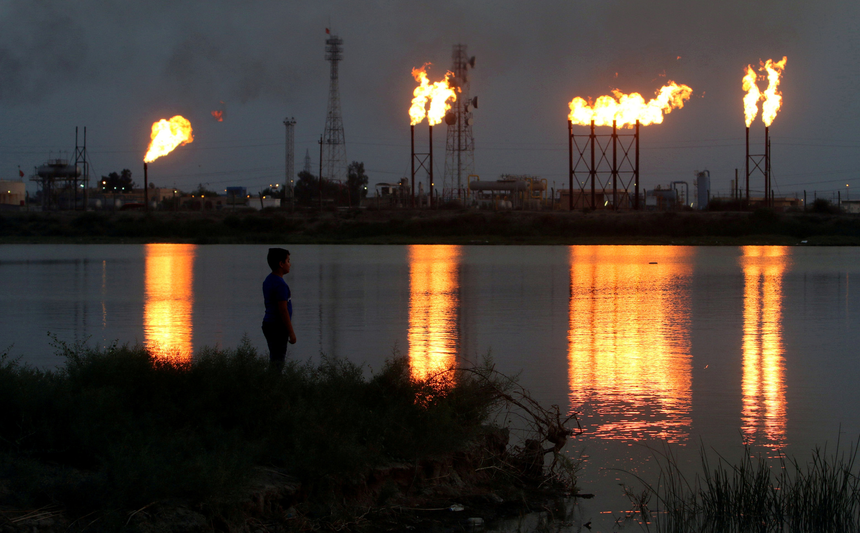 العراق يصدر 3.2 مليون برميل يوميا من النفط في مايو
