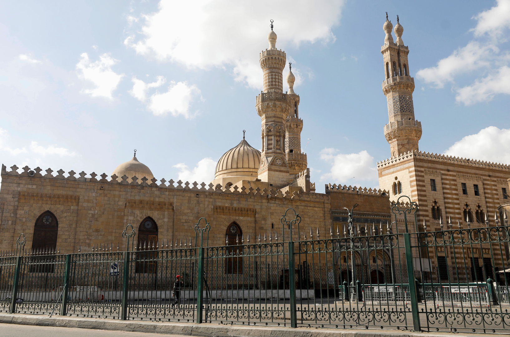 مصر.. صورة تكشف الاستعداد لفتح المساجد وطريقة ترتيب صفوف المصلين