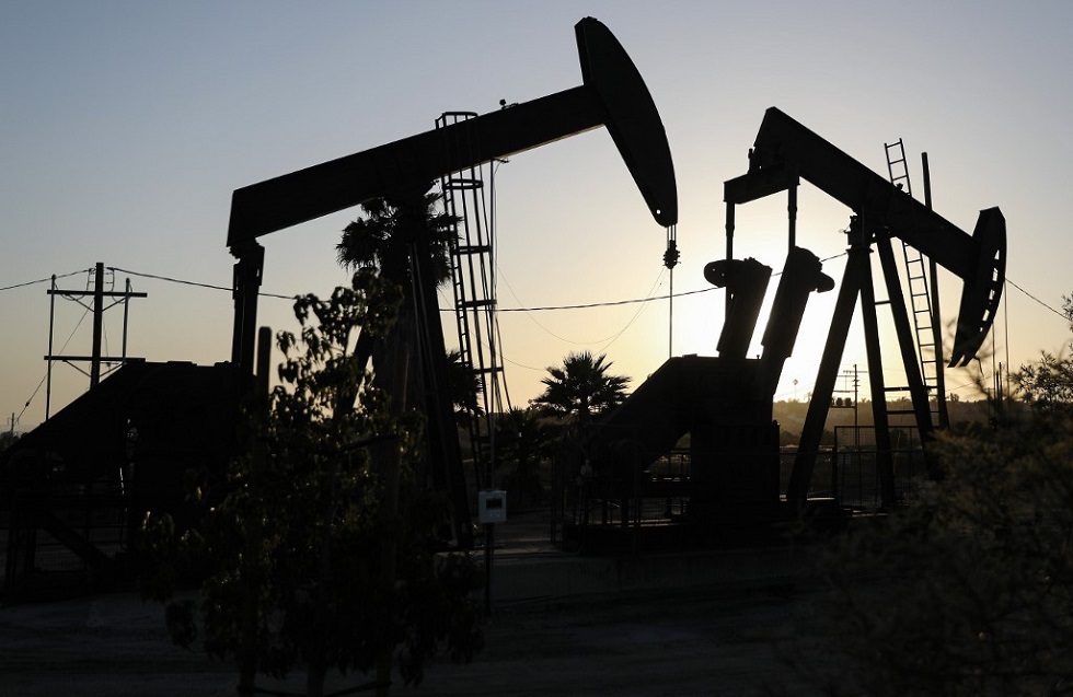 النفط يتراجع عن أعلى مستوياته منذ مارس إثر شكوك حول خطوة 