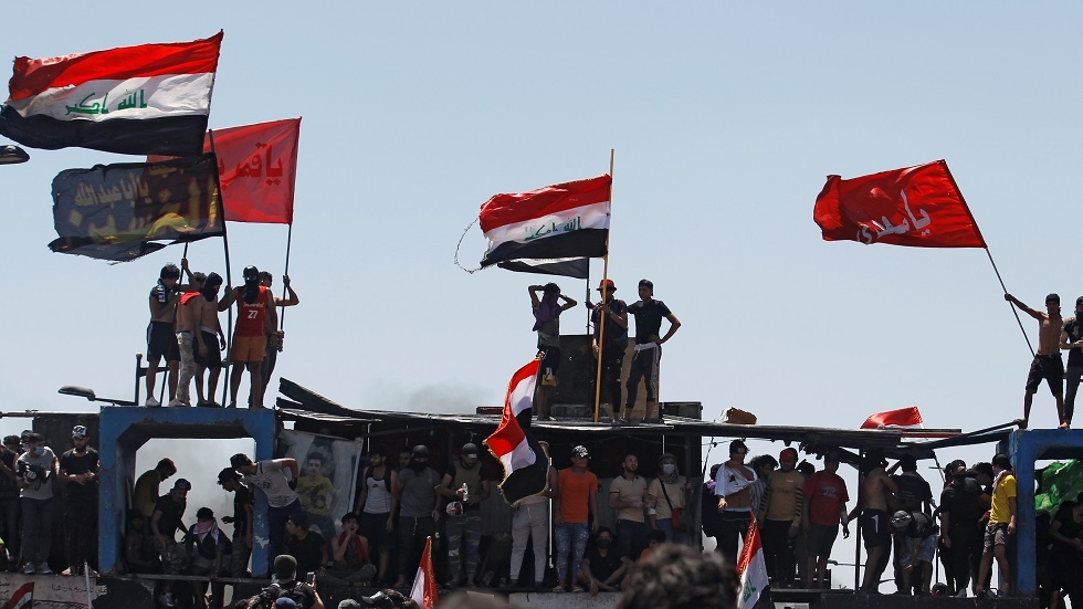 العراق.. صدامات بين محتجين والقوات الأمنية في محافظة النجف - فيديو