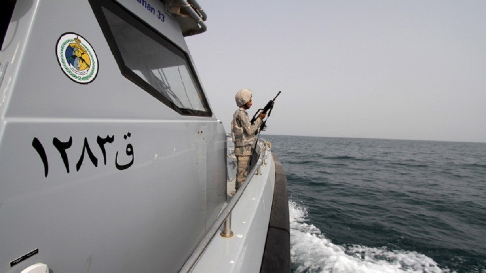 البحرية السعودية تنقذ صيادا مصريا قذفت الأمواج العاتية قاربه