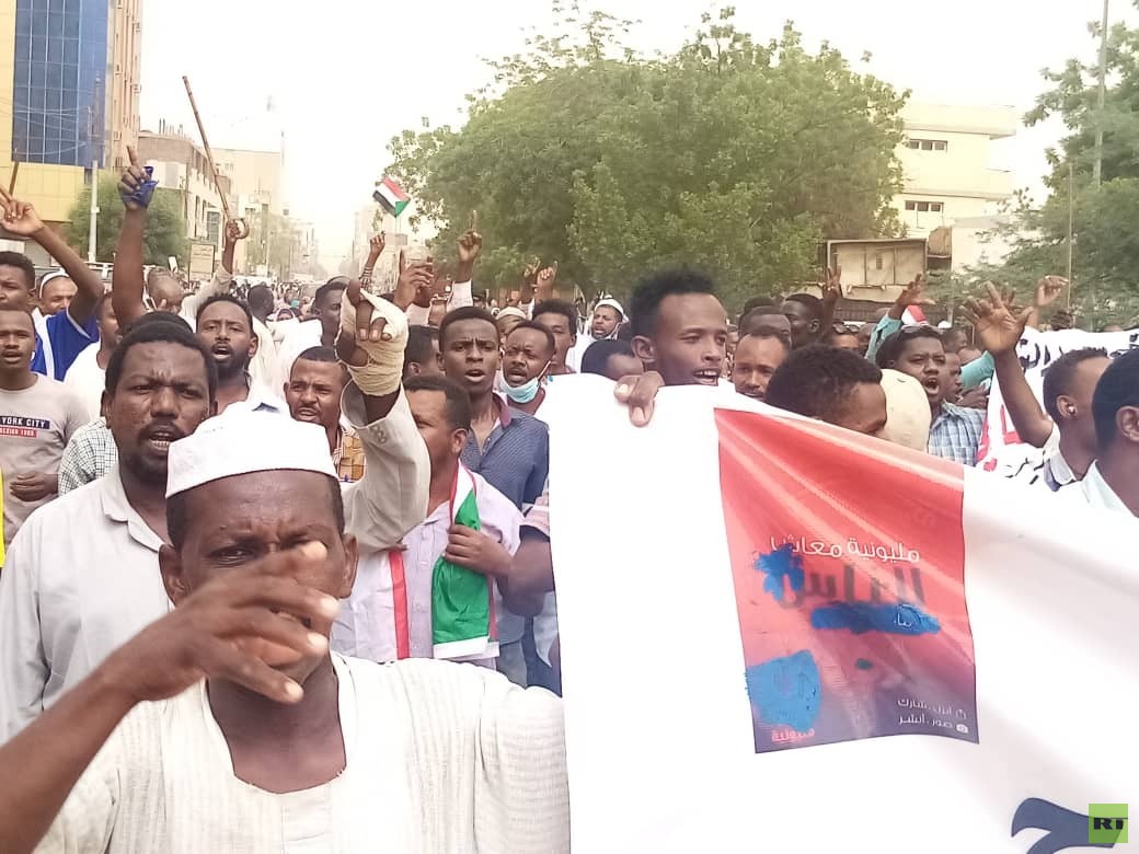 أنصار البشير يتظاهرون في الخرطوم مطالبين بإسقاط الحكومة (فيديو+صور)