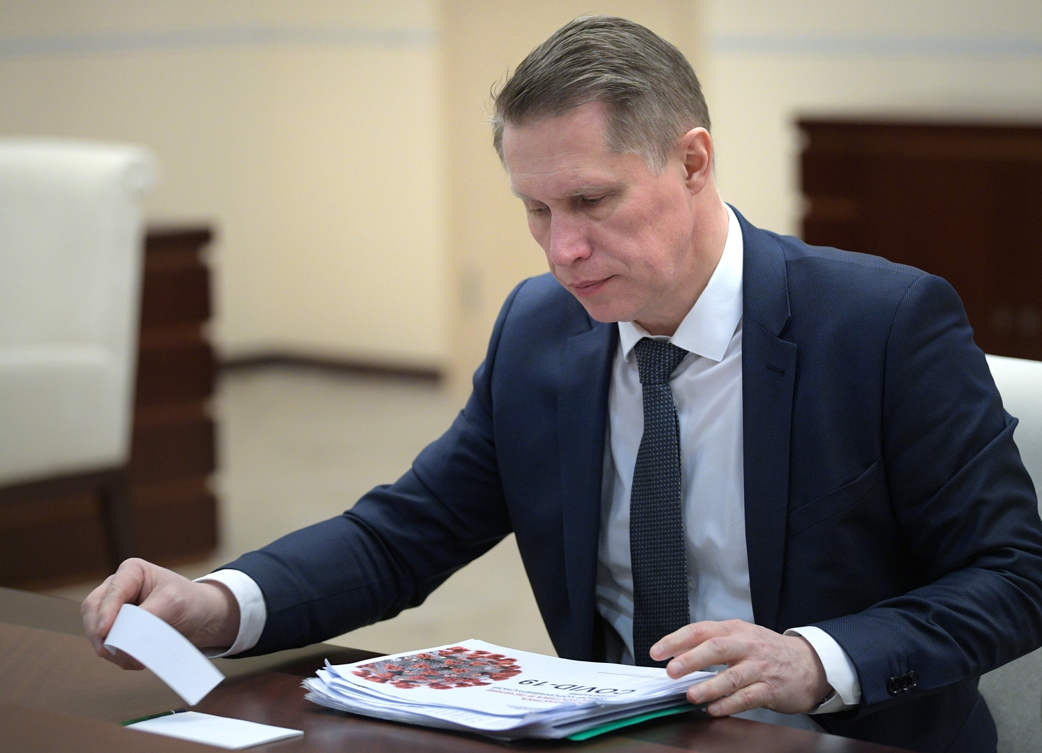 وزير الصحة الروسي: حرارة الطقس المرتفعة لا تخفض من نشاط فيروس كورونا