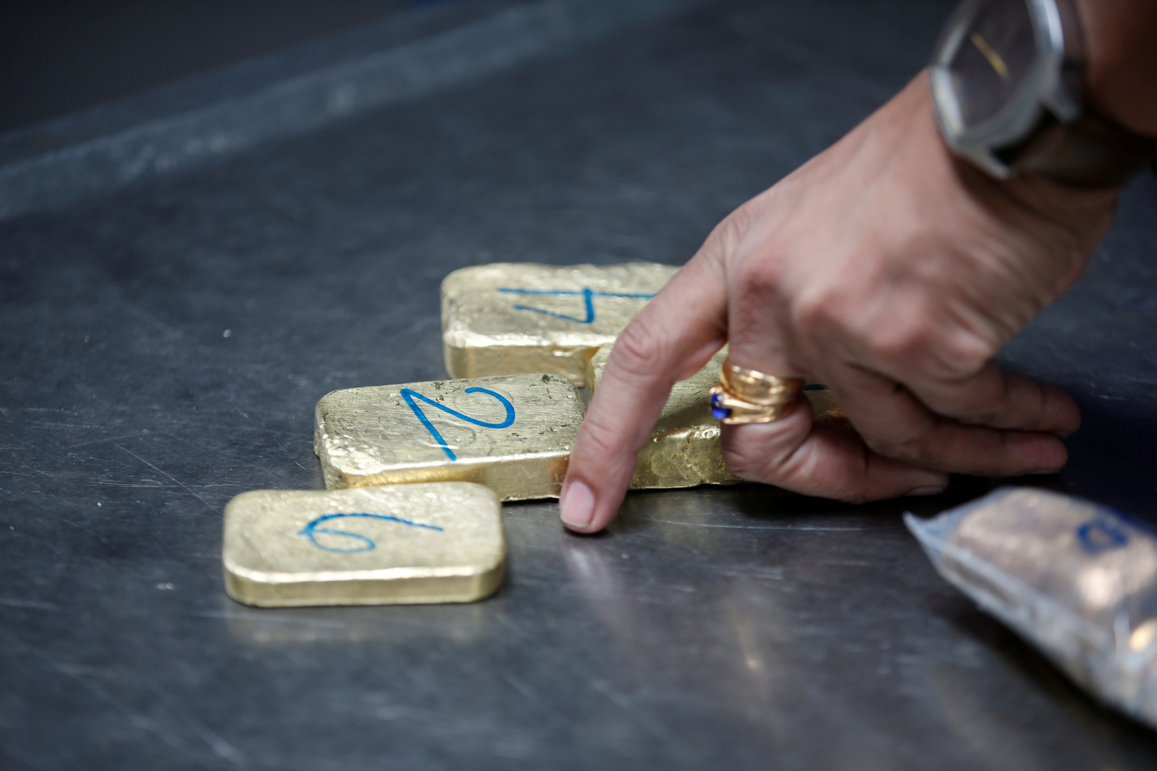 سويسرا.. البحث عن صاحب حقيبة منسية  تحتوي على 3 كيلوغرامات من الذهب