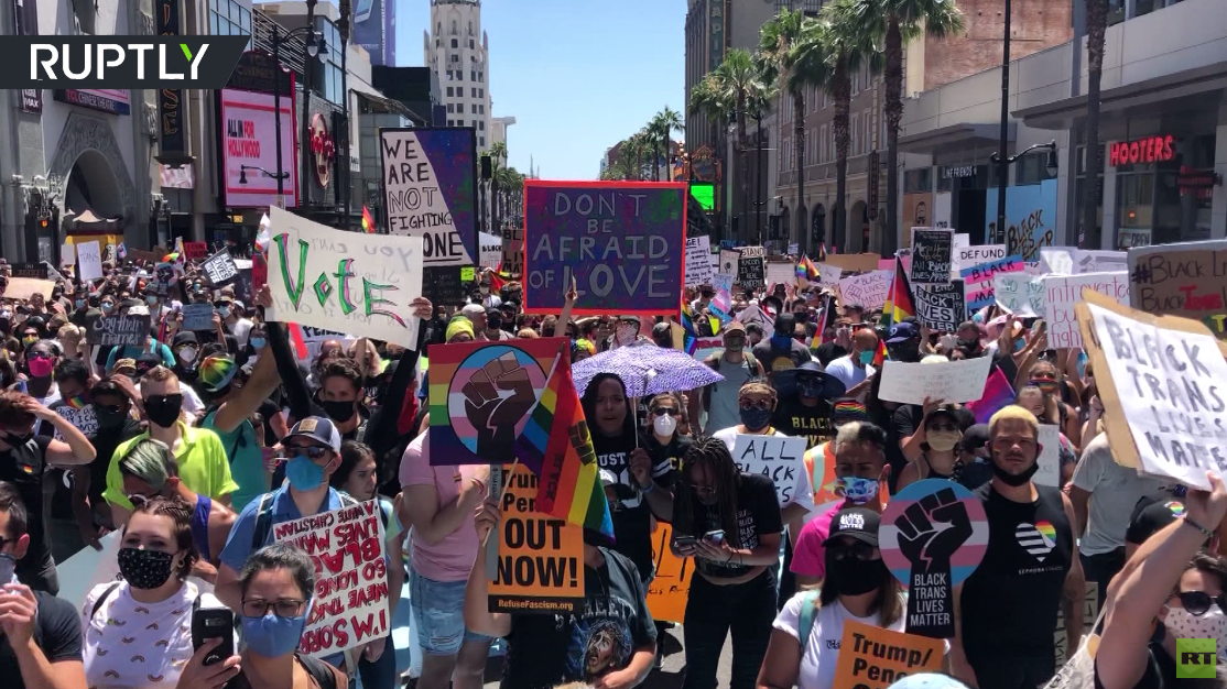 شاهد.. المثليون ينضمون إلى مسيرة 