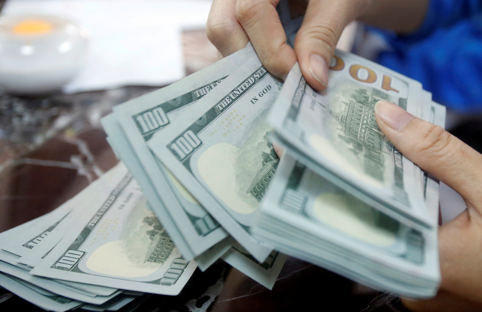 خبير اقتصادي أمريكي بارز: أيام هيمنة الدولار قد تكون معدودة!