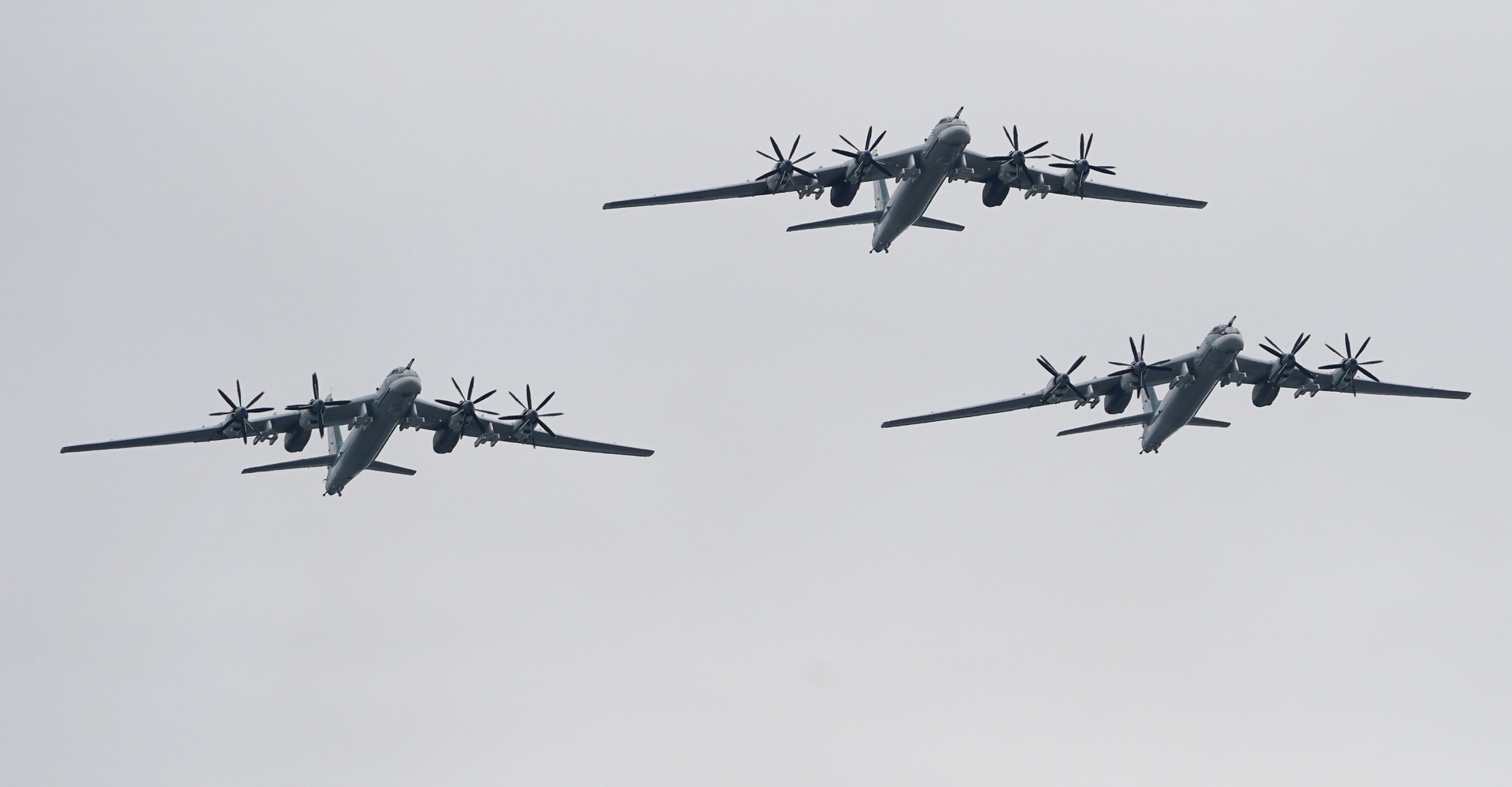 مقاتلات أمريكية تواكب قاذفات استراتيجية روسية خلال تحليق روتيني