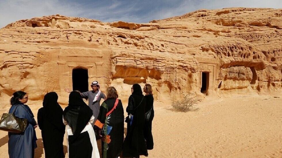 السعودية تعلن موعد استئناف السياحة
