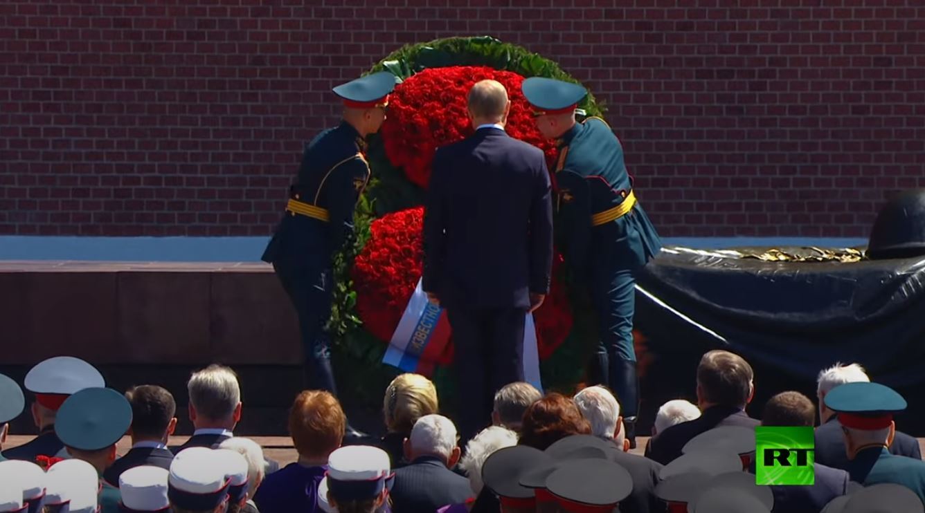 بوتين يرحب بالمحاربين القدامى ويضع أكليلا من الزهور عند ضريح الجندي المجهول