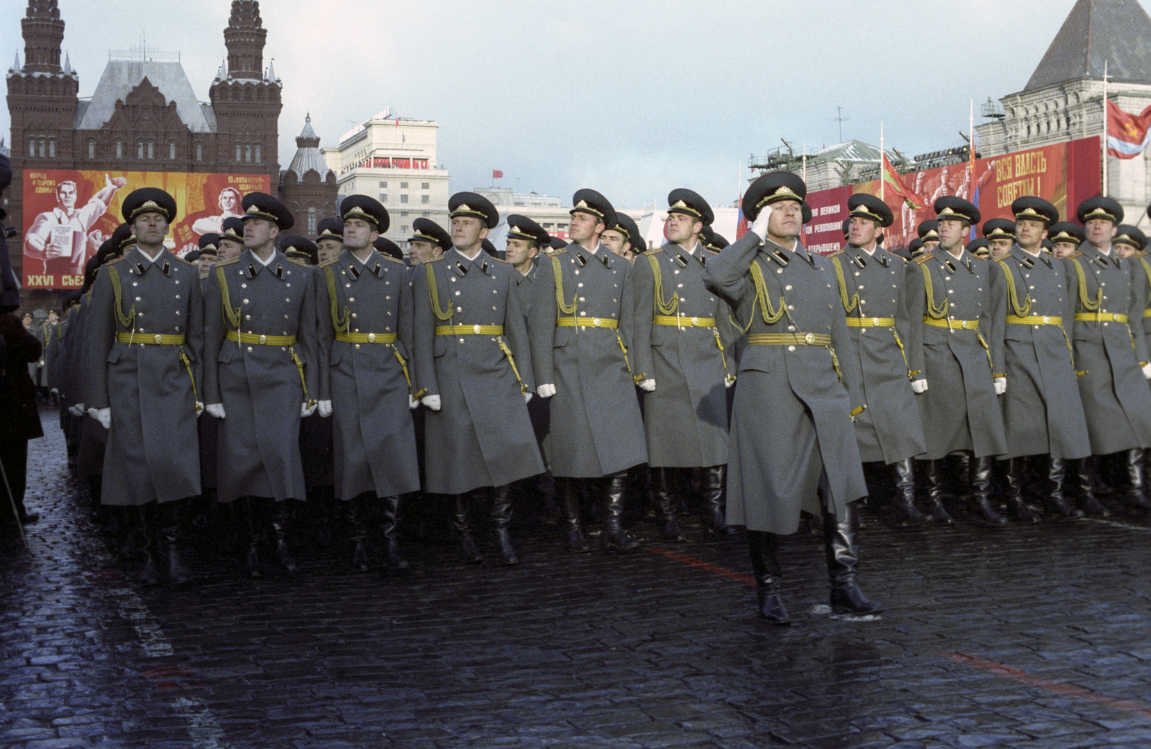 Когда состоялся военный парад на красной площади. Парад 7 ноября 1983. Парад 7 ноября 1990. Военный парад на красной площади СССР. Парад на красной площади 1980.